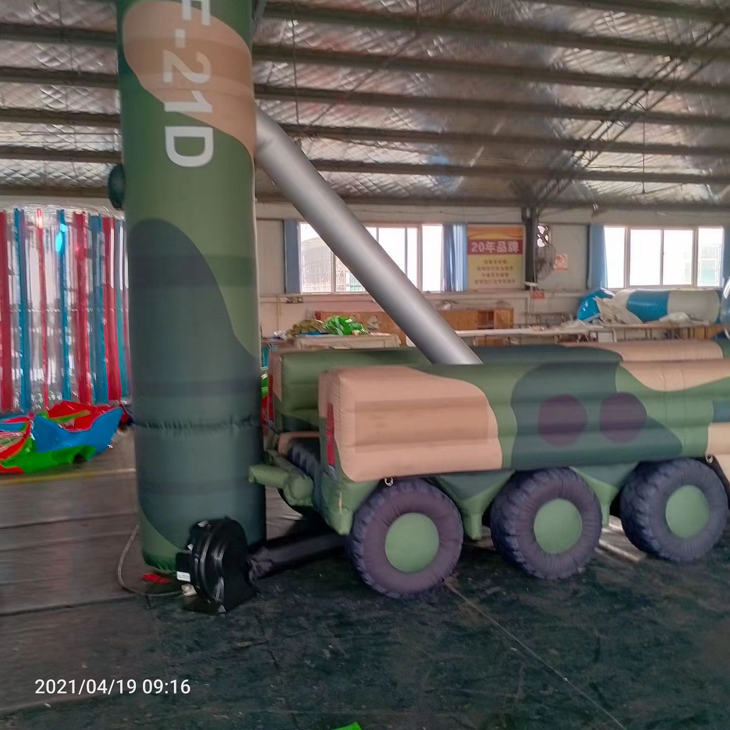 武陵军事演习中的充气目标车辆：模拟发射车雷达车坦克飞机